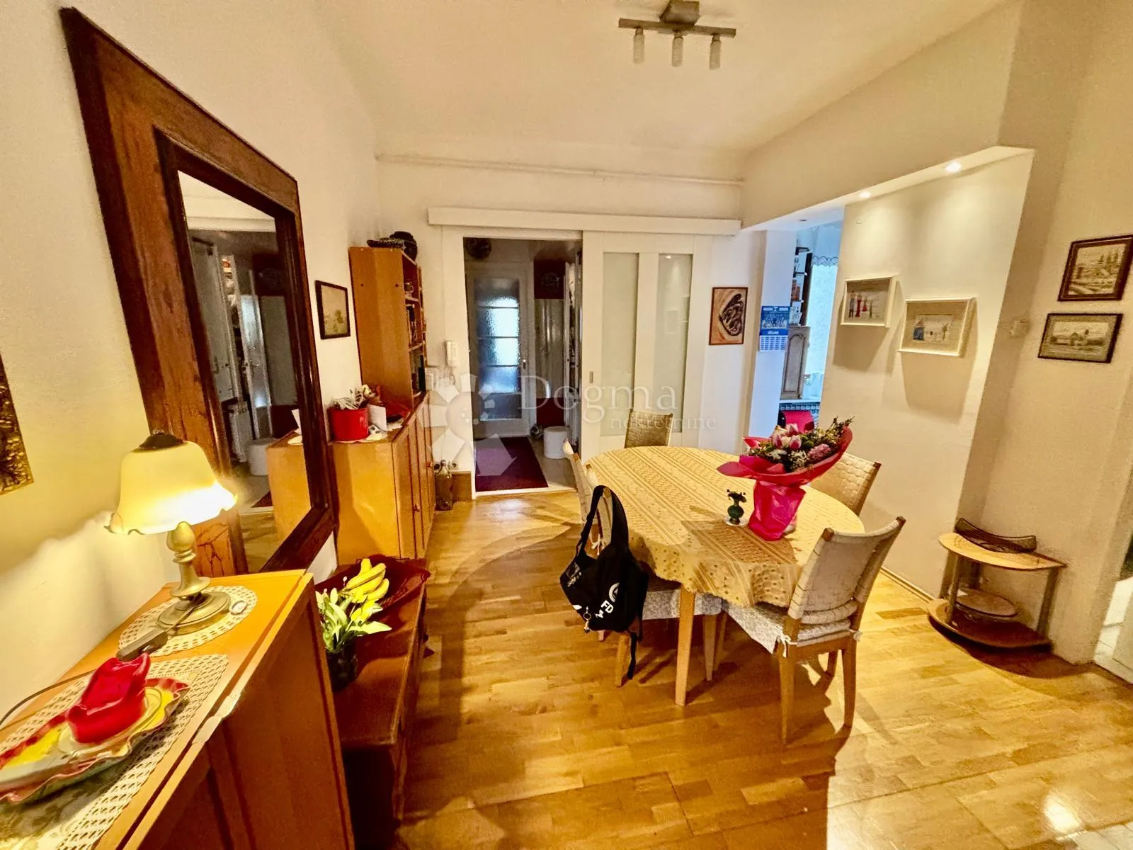 stan na trgu petra krešimira iv – 2 balkona - slika 2