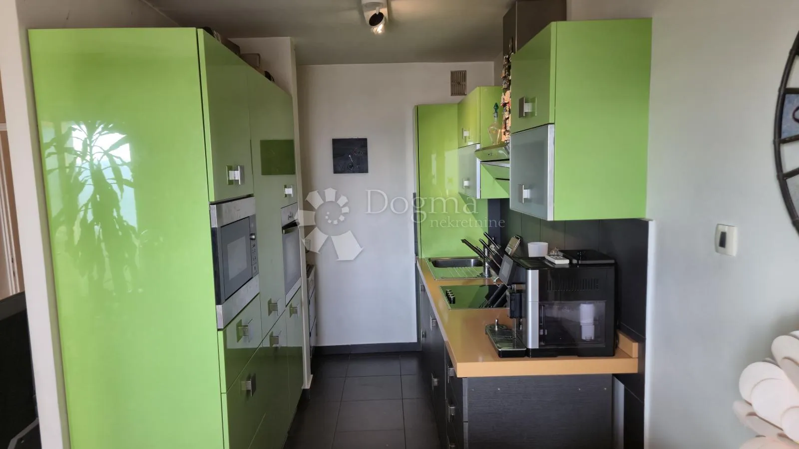gornja vežica - lijep 2s+db stan sa odličnim pogledom - slika 6