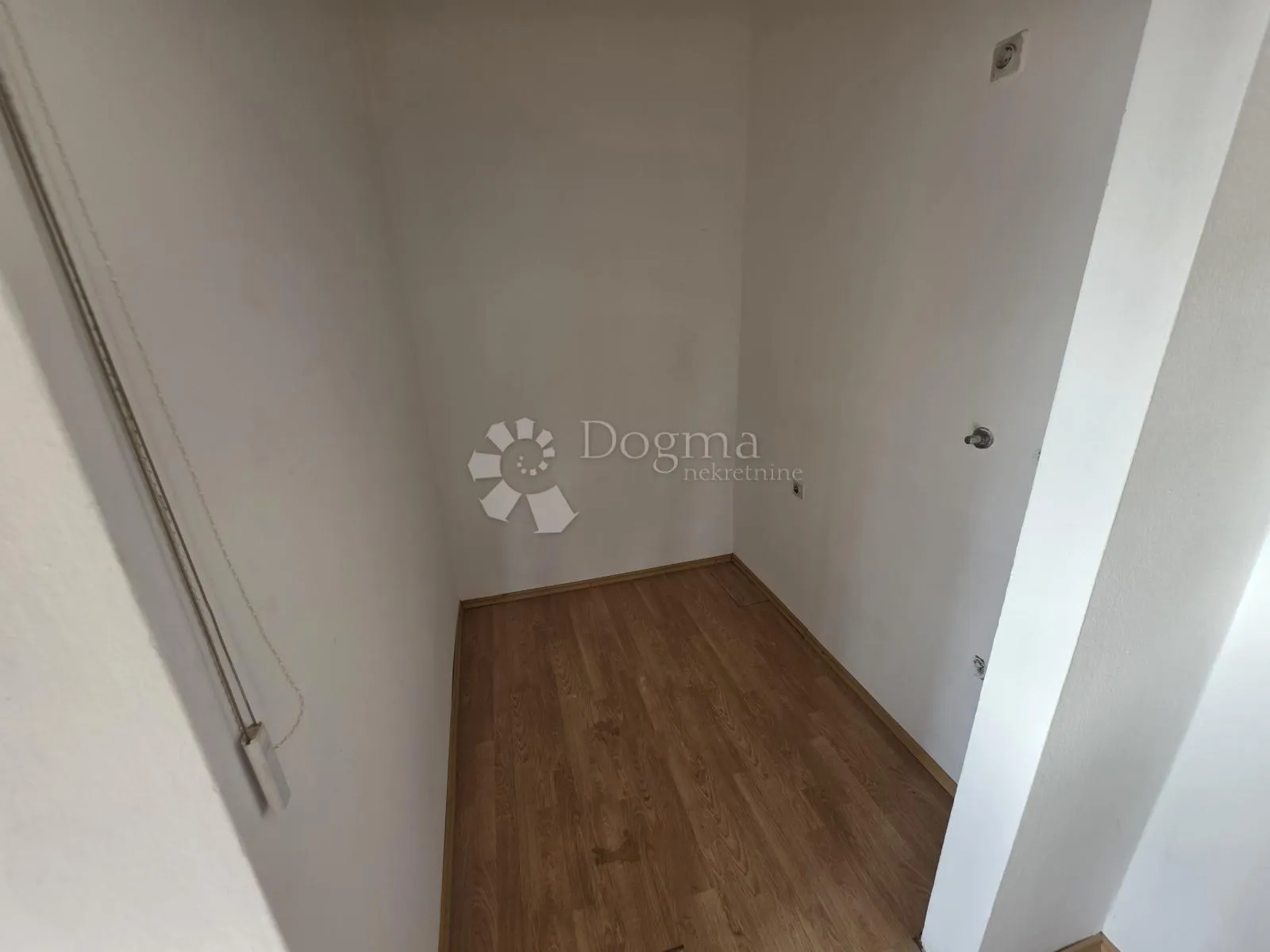 najam uredskog prostora cca 298m² - 8 ureda, spremište - slika 16