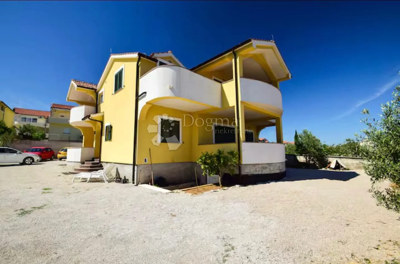 vodice – kuća s tri odvojena stana i terasama s pogledom na more - slika 14