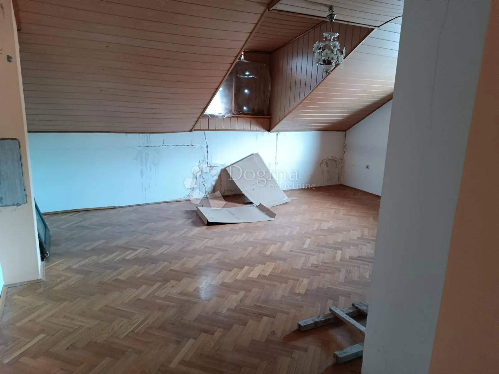 kuća sa radnike ili starački dom - slika 17