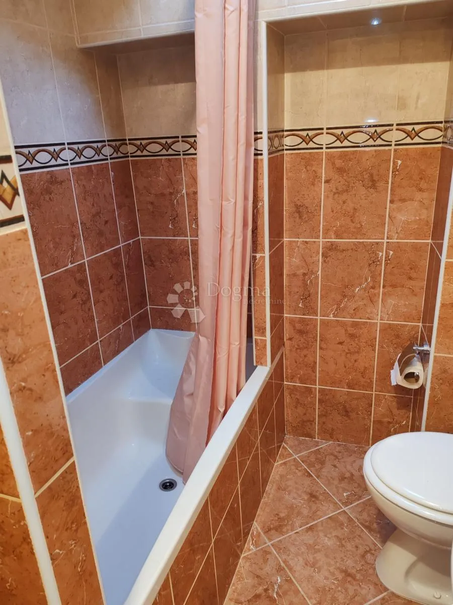 vodice - kuća u centru blizu mora - dva stana - poslovni prostor - slika 29