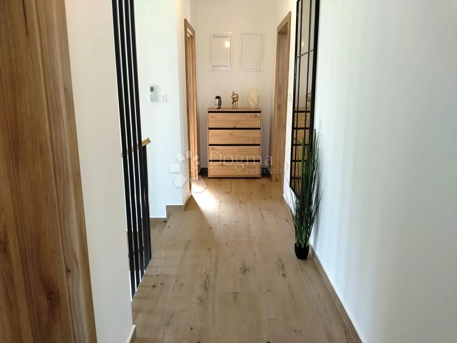 moderna vila s bazenom u žeravi - slika 6