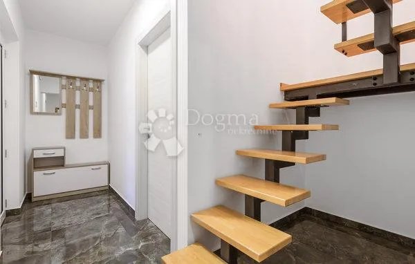 odličan četverosobni stan u pobrima - slika 10