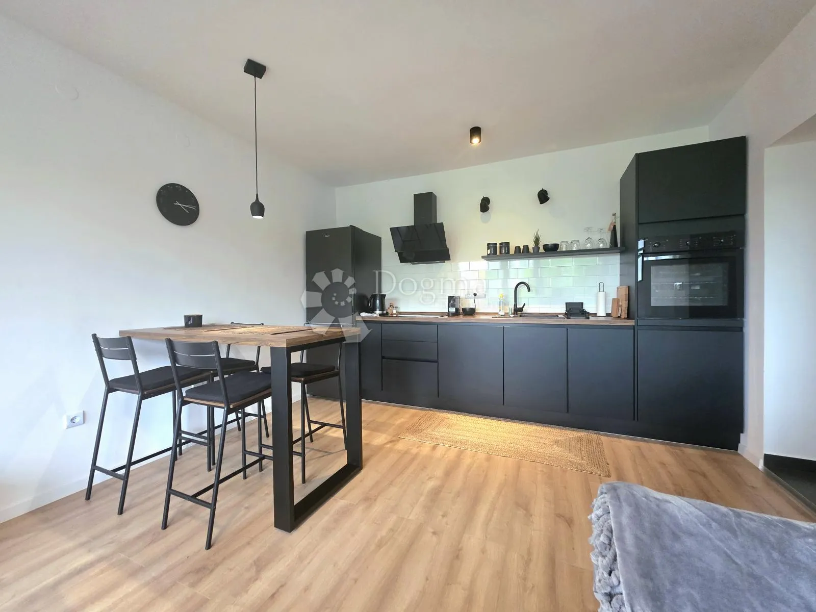 prodaja, stan, karlovac, nkp 51 m2, kompletno novouređen, novi centar - slika 2