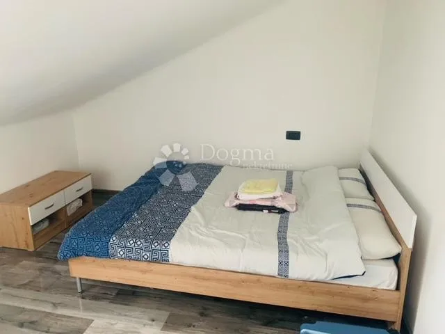 mali renovirani stan na dobroj lokaciji - slika 8