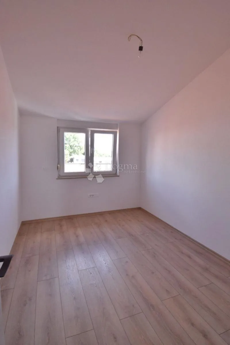 prilika - dva stana + kategorizirani studio apartman! - slika 18