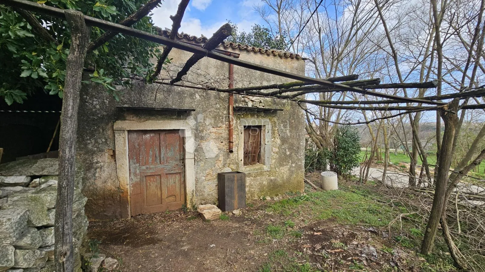 Kamena kuća za renovaciju u okolici Labina