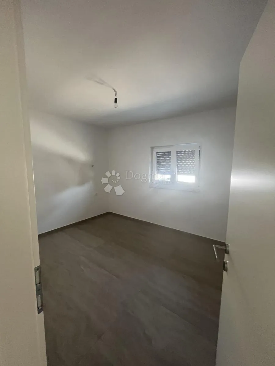 100 m od mora, vrt i 2 parkirna mjesta - slika 4