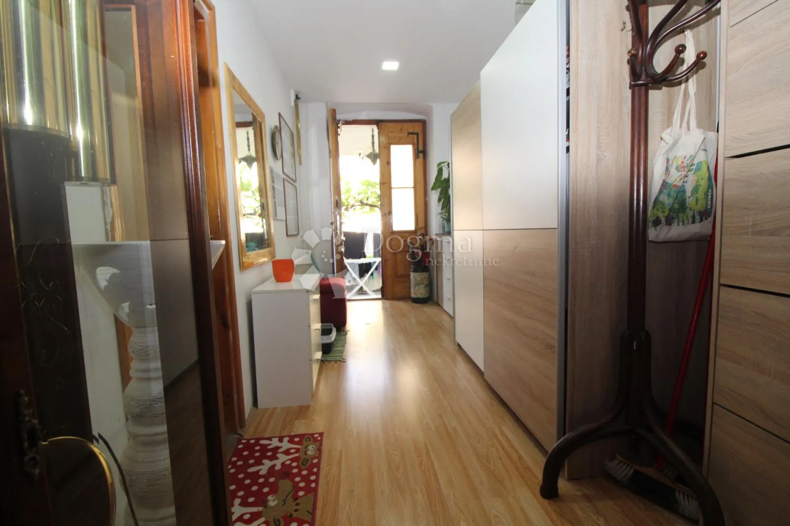 belveder stan sa 150m2 okućnice - slika 14