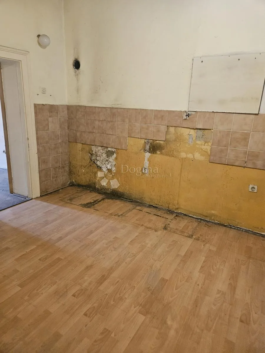 stan za renovaciju prvi red do mora! - slika 3