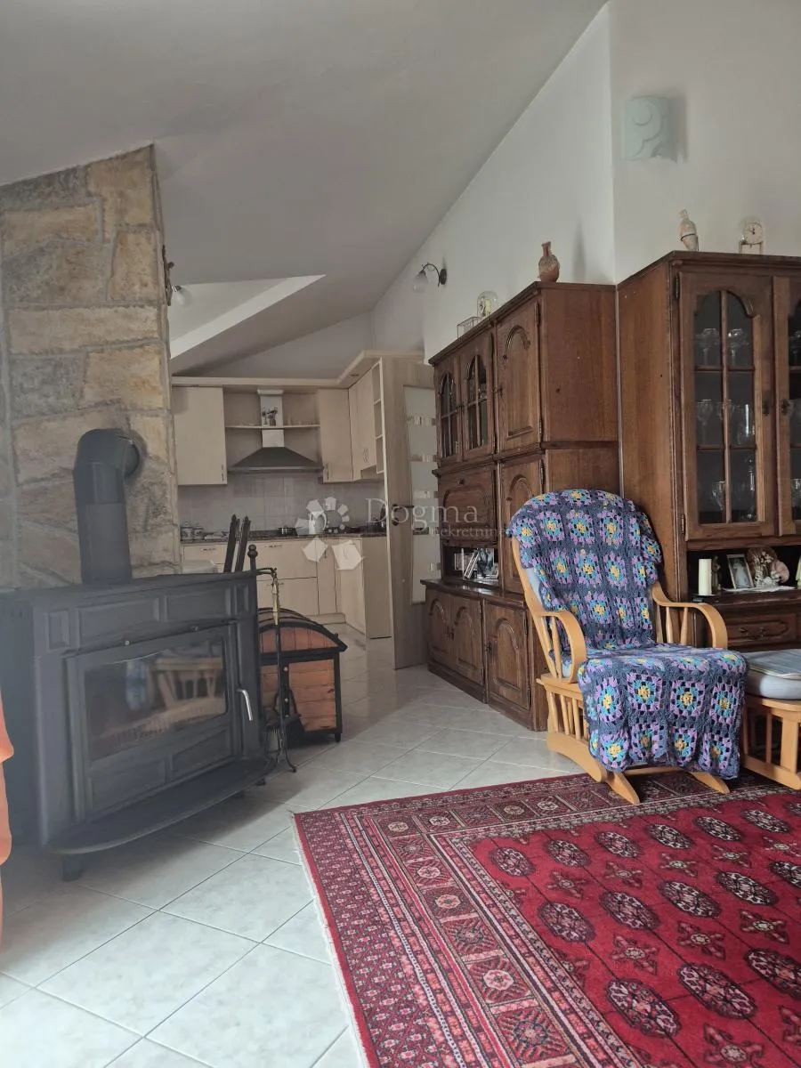 prodaje se – prostrana kuća s apartmanima, pogledom na more i uhodanim turističkim poslom (353 m²) – okrug gornji - slika 6