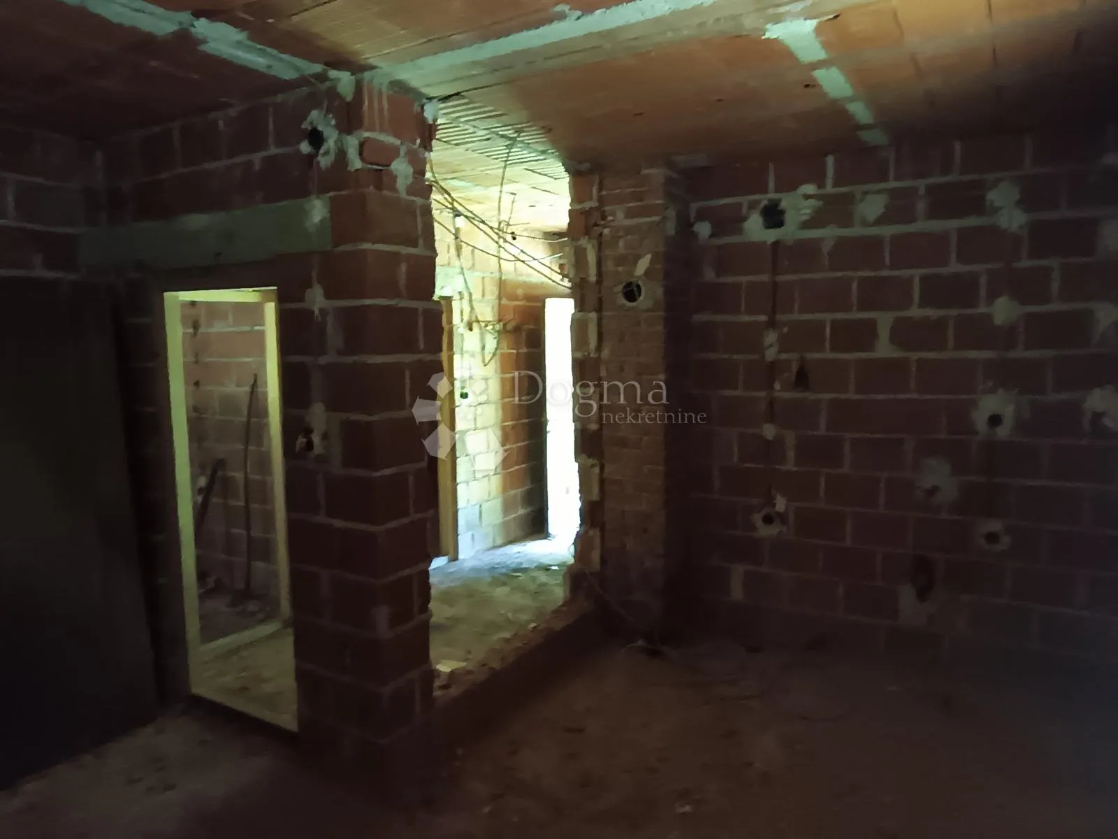 kuća s dvorištem + građ. parcela 700m2 - slika 13