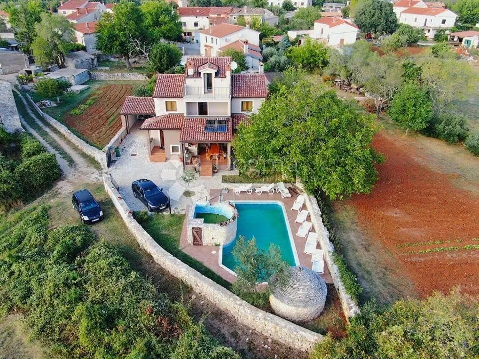 prekrasna vila sa jedinstvenim kažun bazenom - slika 36