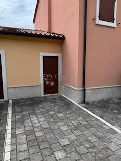 dvoetažna kuća s bazenom i dva parkirna mjesta, kaštel, istra - slika 19