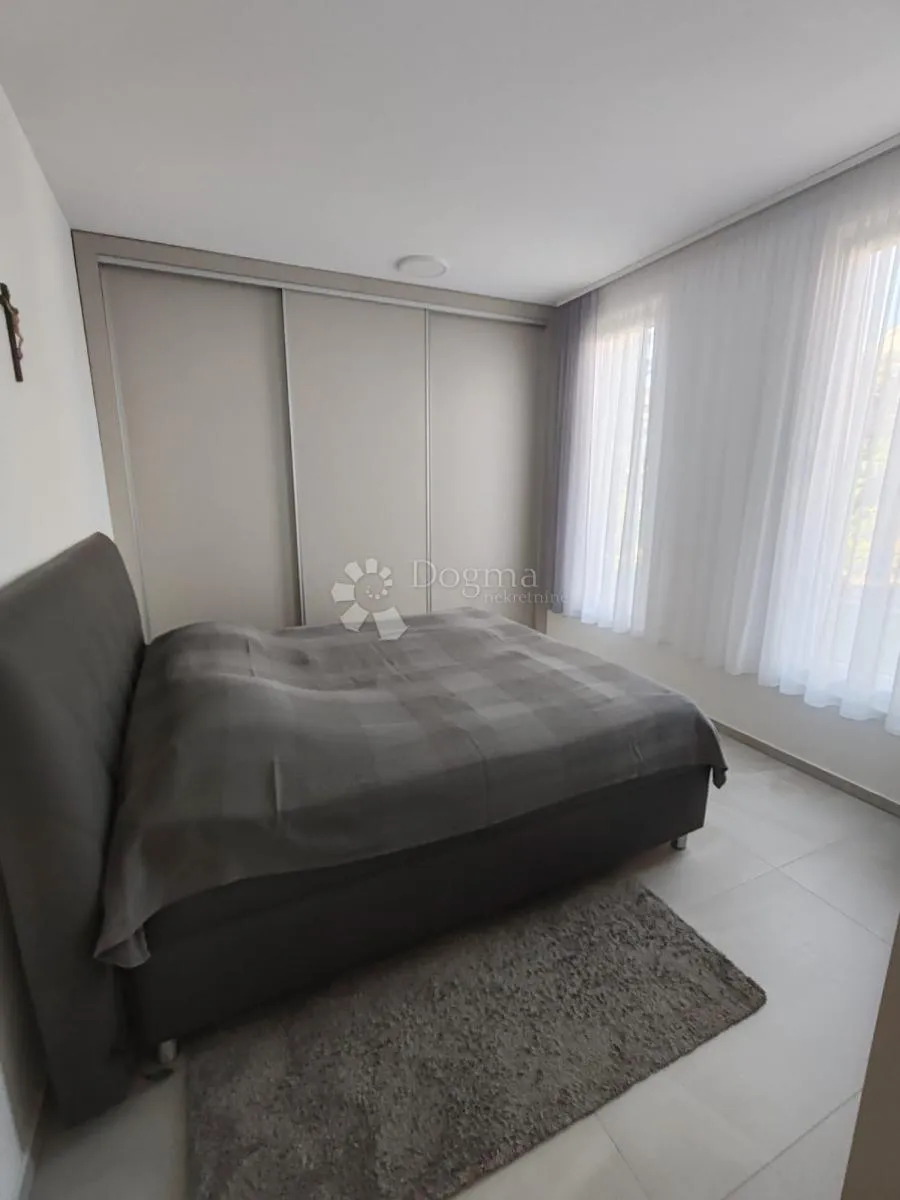 vodice - prekrasna novoizgrađena kuća s garažom i dvorištem - slika 31
