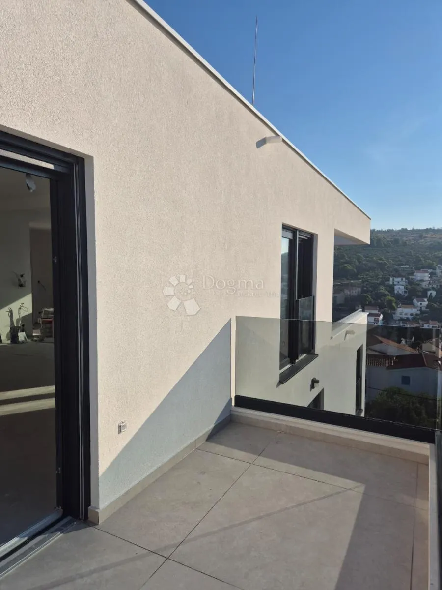 novogradnja – luksuzni penthouse (s17) s jacuzzijem i panoramskim pogledom na more – okrug gornji - slika 9
