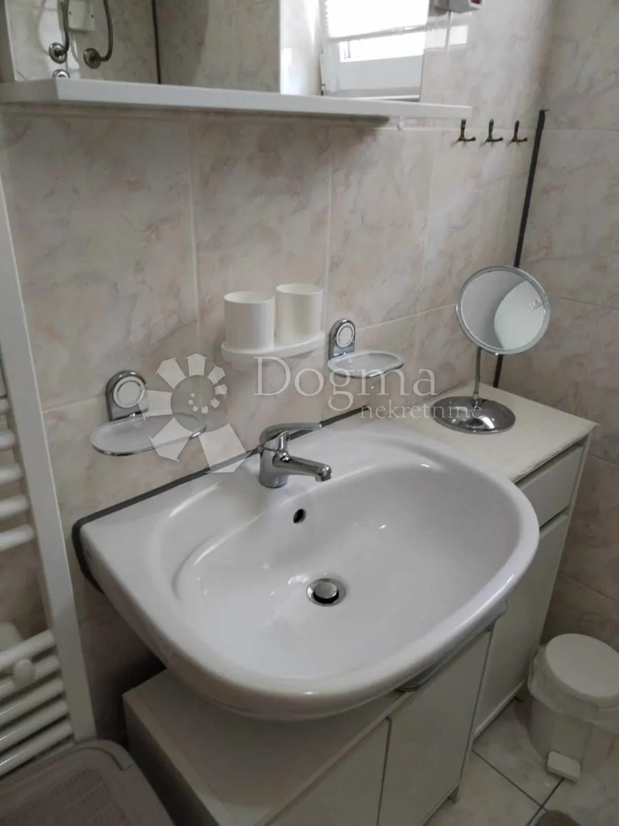 samo kod nas!! lijepo uređeni apartman sa terasom u barbatu - slika 8