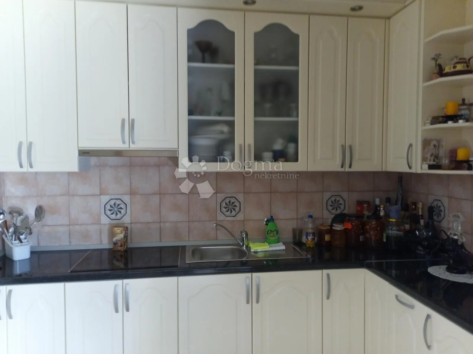 vodice prekrasna kuća sa 9 apartmana 100 metara od mora - slika 34