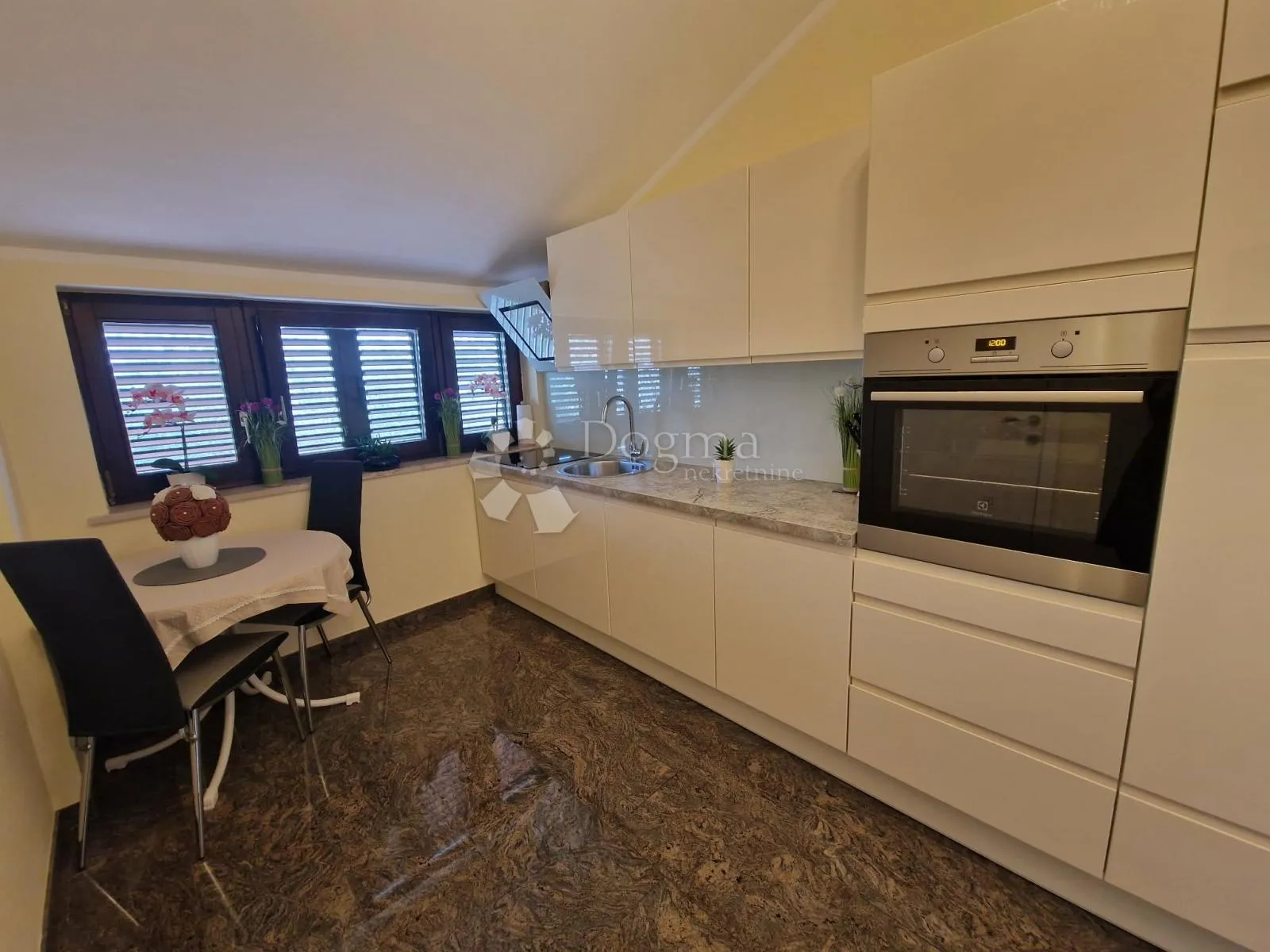 kuća s 4 apartmana - drugi red od mora - slika 48