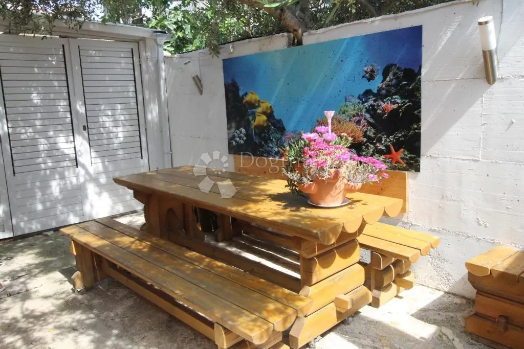 lovetovo -vodice, predivna kuća s 6 apartmana, prvi red do mora - slika 20