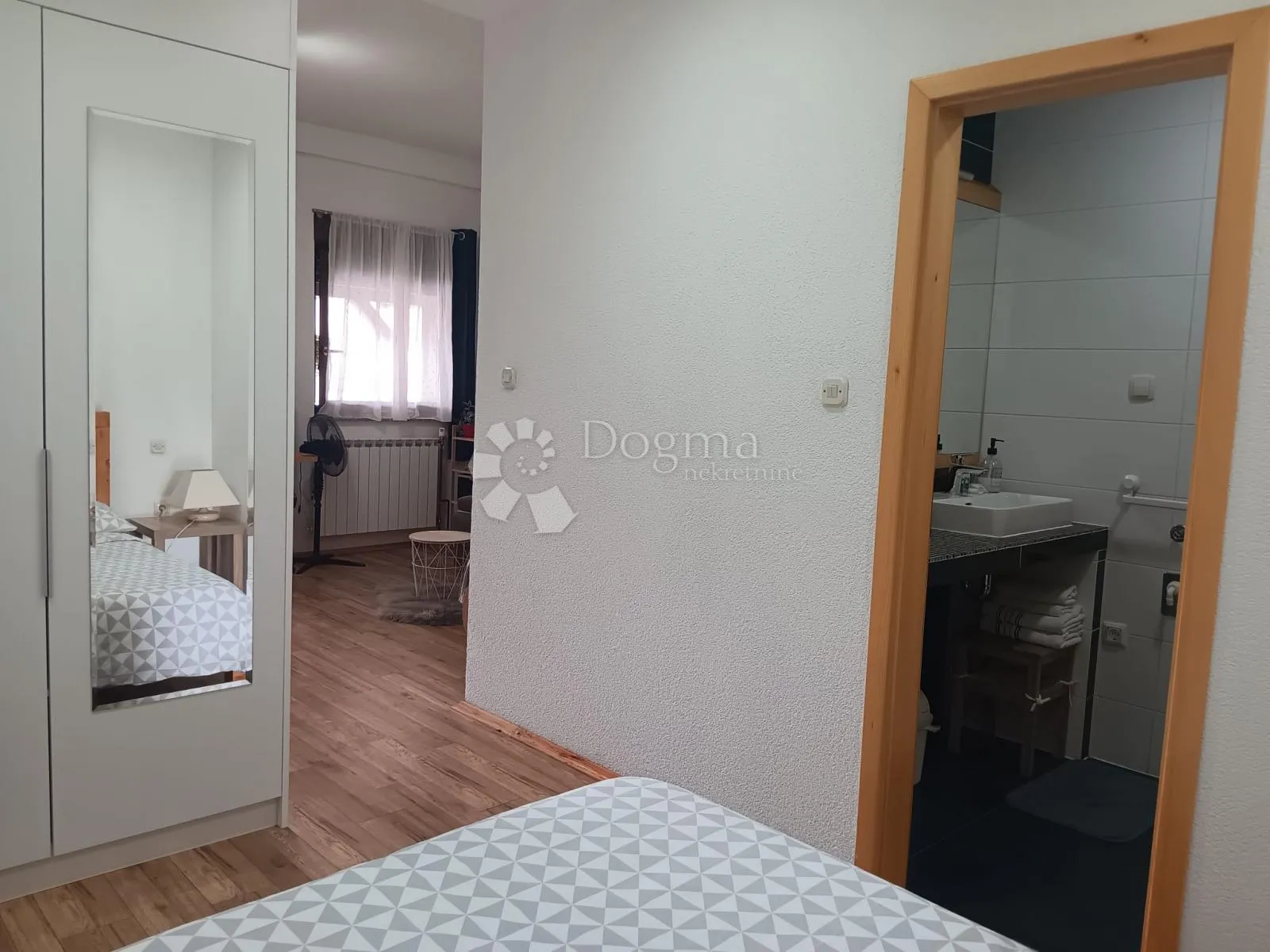 kuća u korenici, za investiciju i život - slika 12