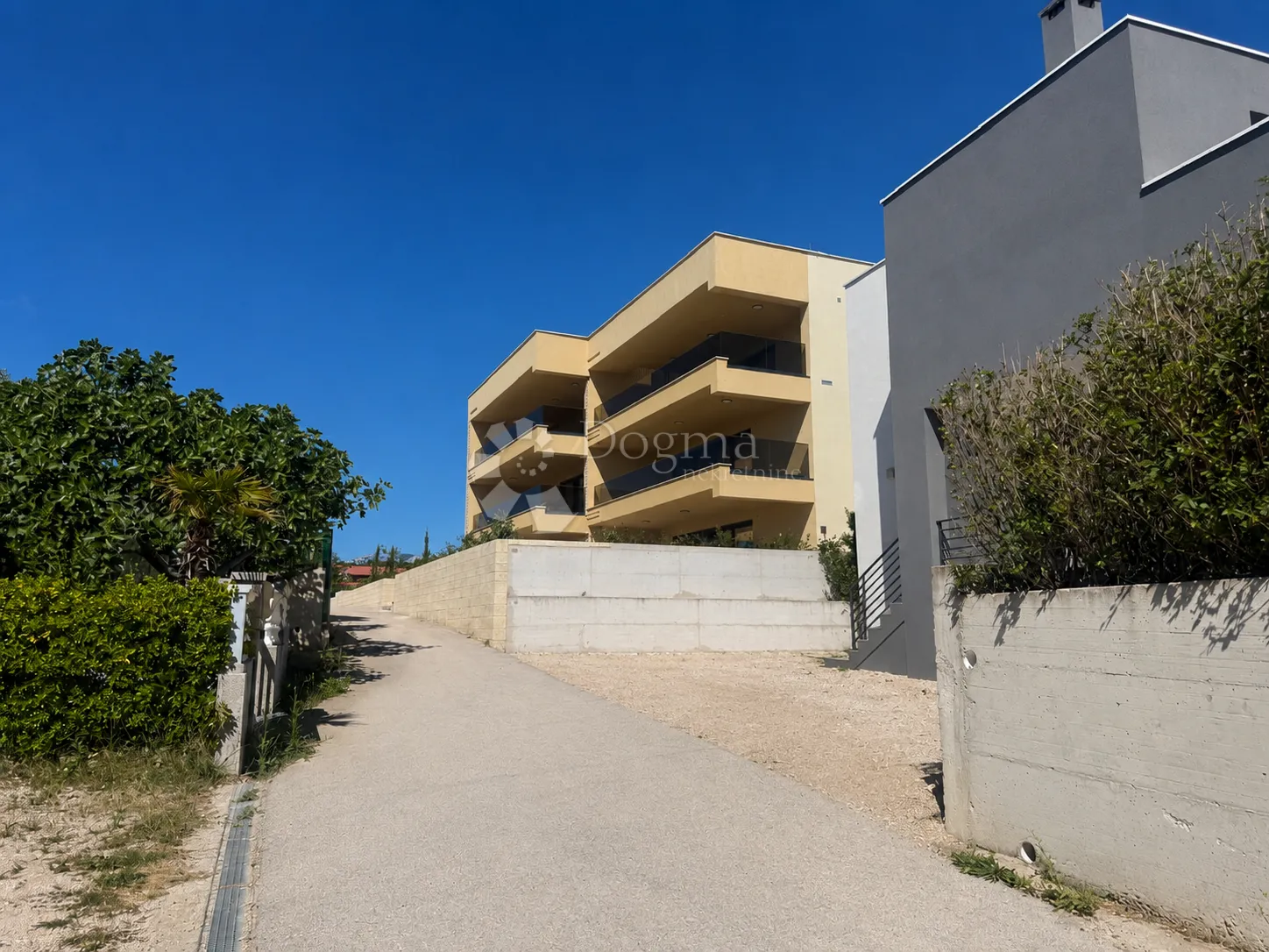 apartman na zadnjoj etaži s krovnom terasom i pogledom na more - slika 13