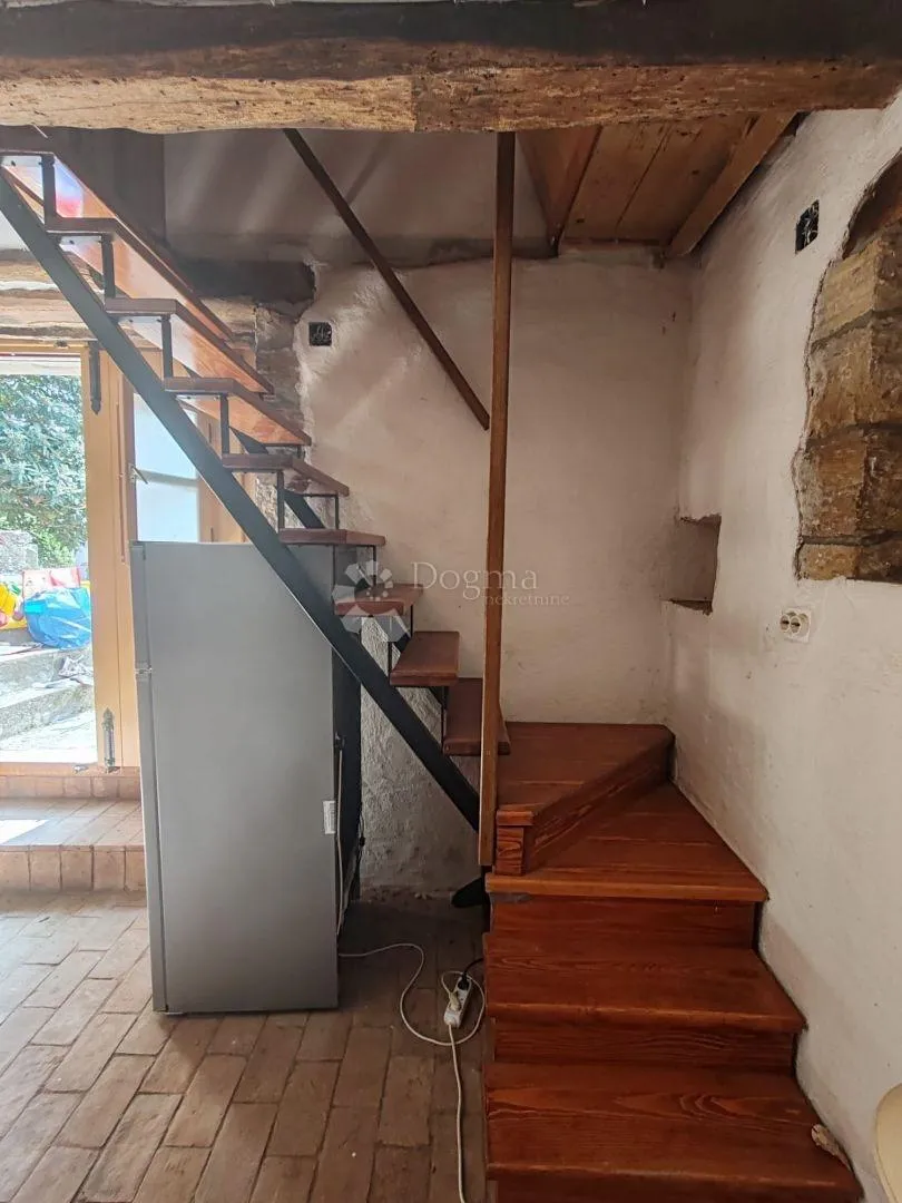 motovun - autohtona kamena kuća s pogledom na motovun - slika 11