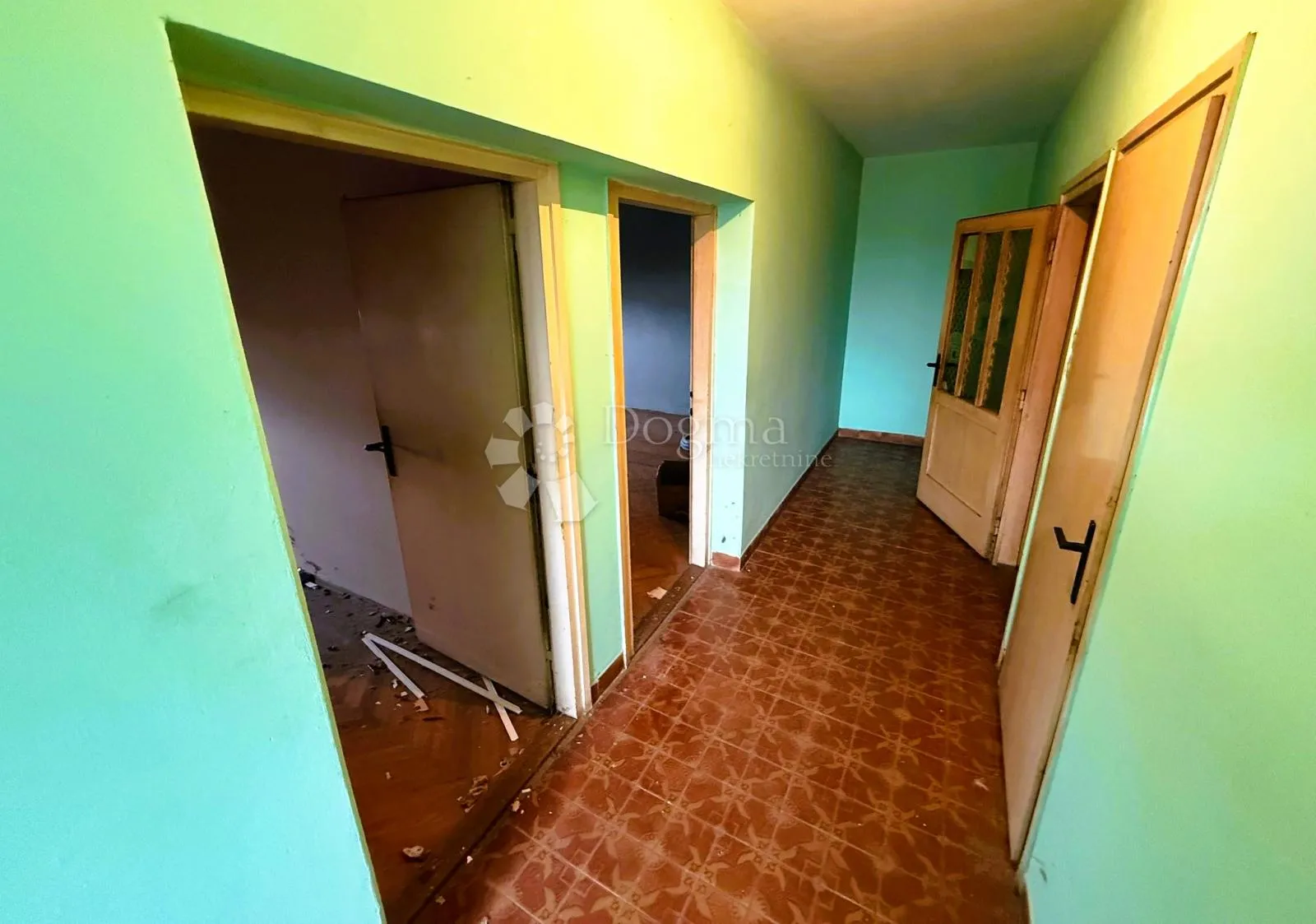 kuća s brojnim gospodarskim objektima - slika 9