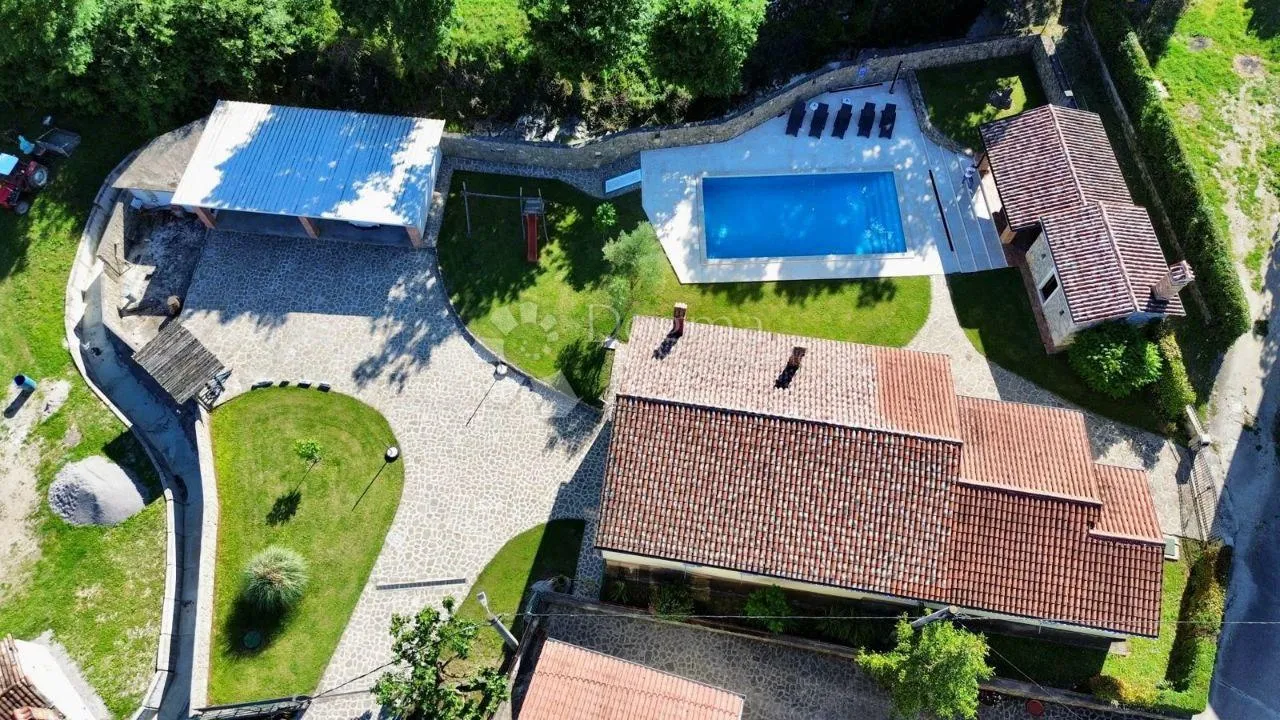 autohtona kamena kuća s 2 stambene jedinice i bazenom! - slika 32