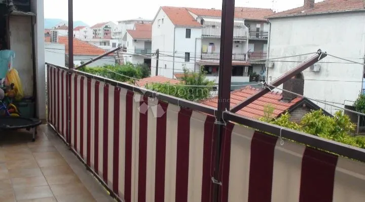 stan sa garažom na 1.katu kuće, brda - slika 10