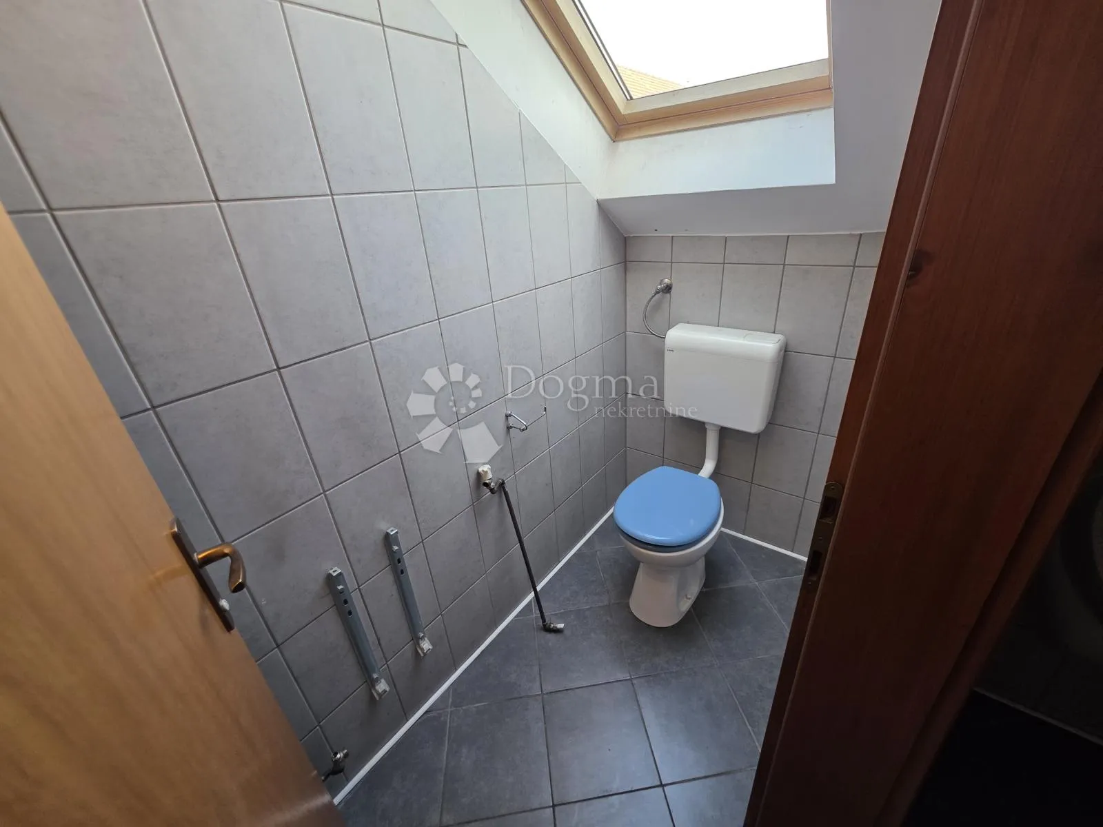 najam uredskog prostora cca 298m² - 8 ureda, spremište - slika 11