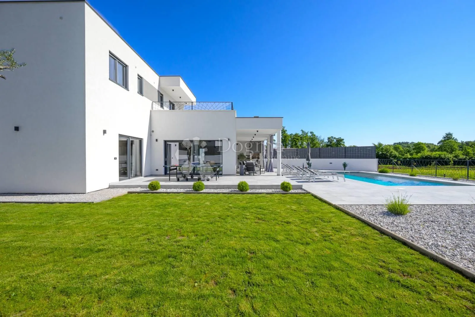 prekrasna villa s okućnicom od 983m2 i bazenom, mirna lokacija - slika 20