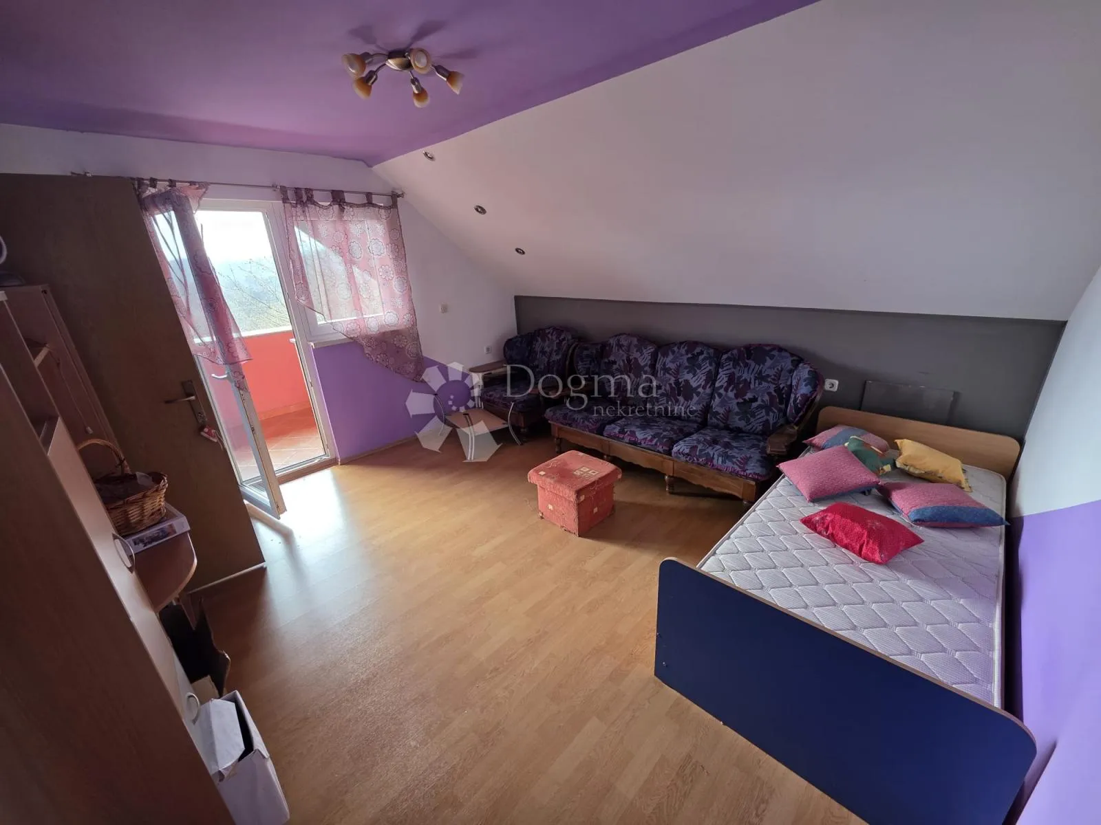 prostrana kuća s velikom okućnicom i šumom - slika 8