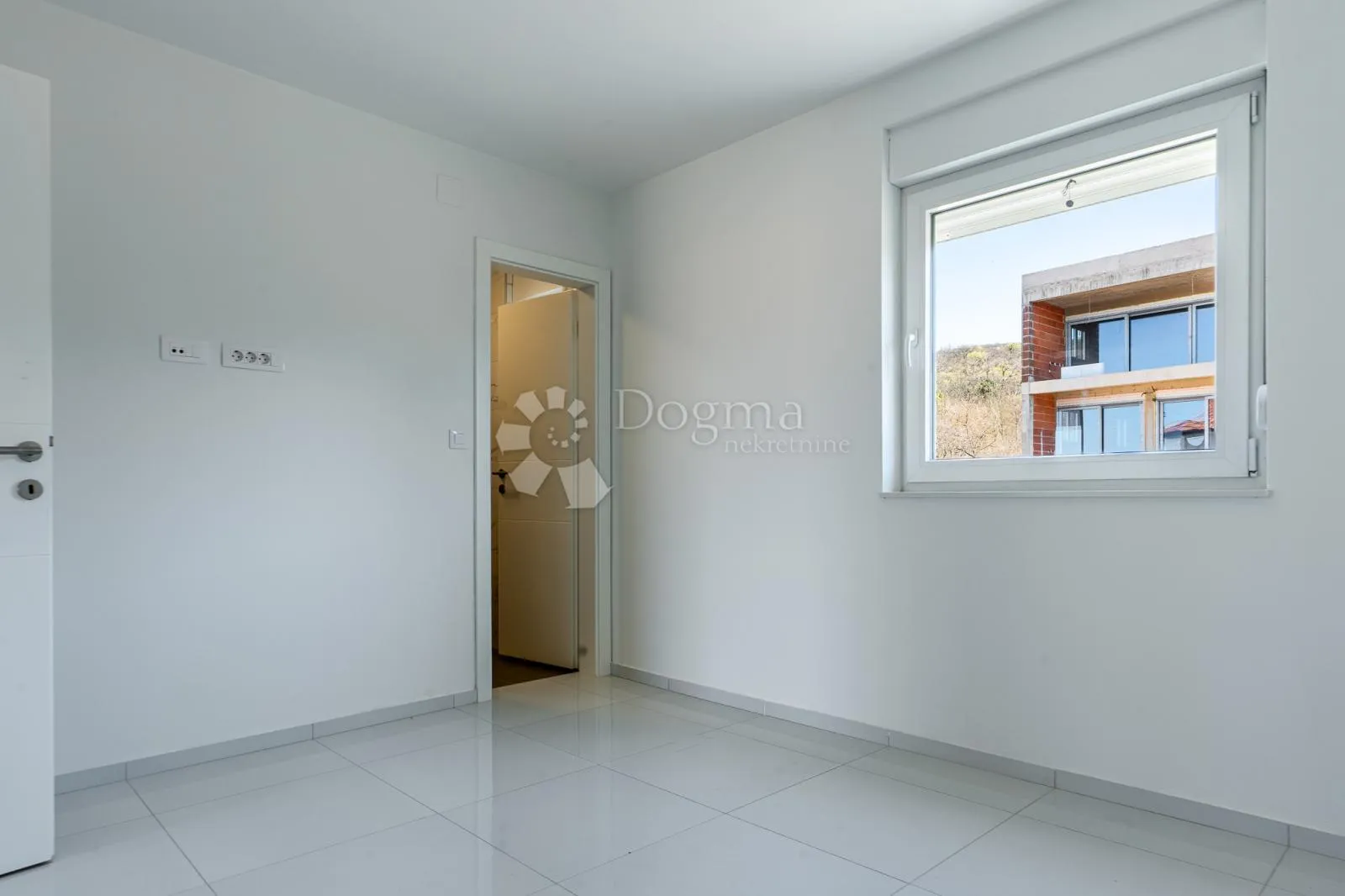 prekrasan veliki apartman u blizini mora - slika 10