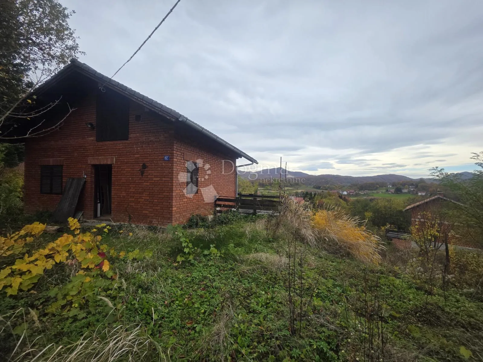 vikendica s velikom okućnicom i šumom – mir i priroda na jednom mjestu - slika 1