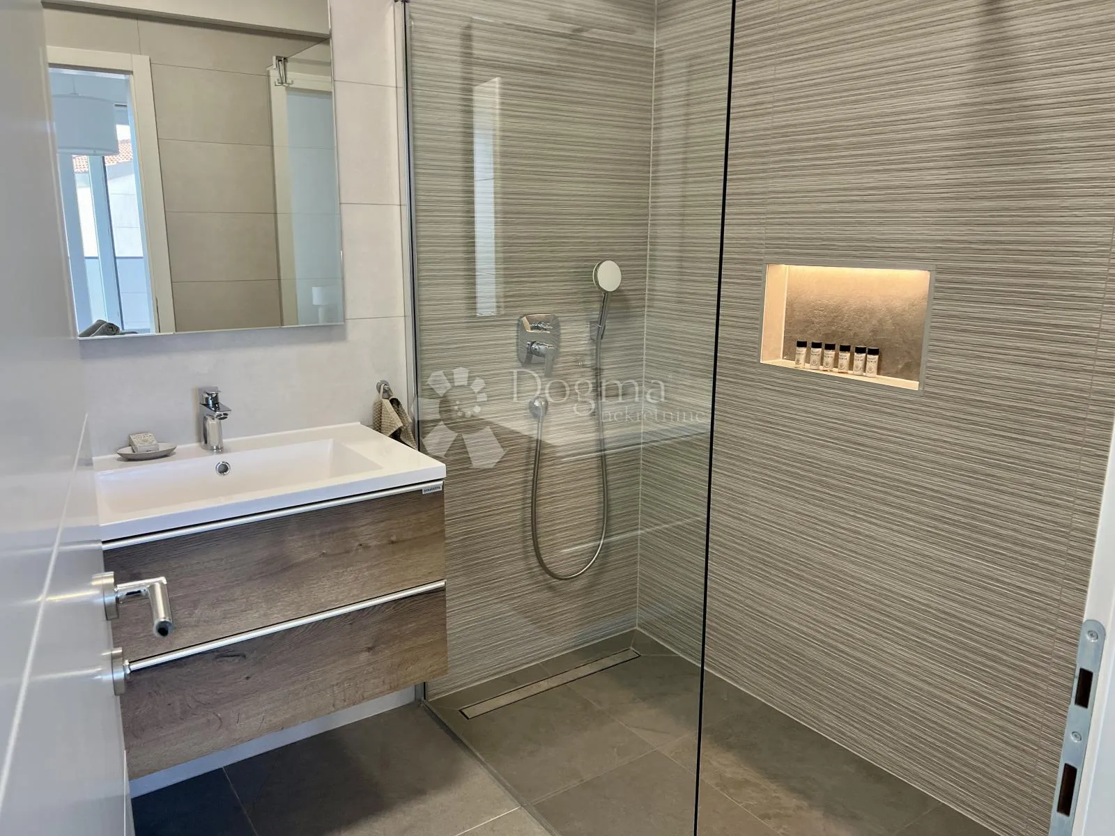 ekskluzivan penthouse s krovnom terasom i pogledom na more - slika 10