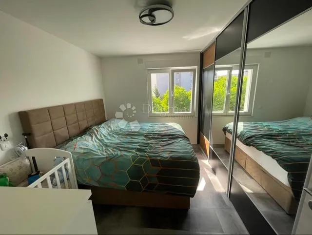 gornja vežica-50.62,2skl ,balkon kompletno adaptirano - slika 5