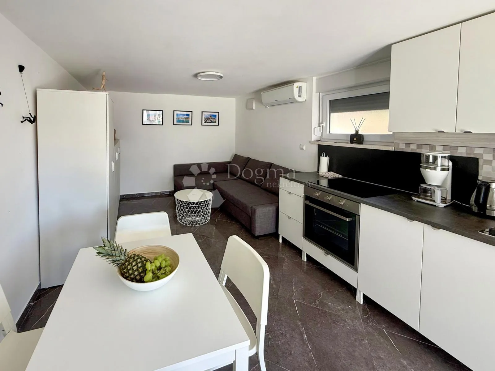 čiovo-kuća s 3 apartmana i bazenom - slika 18