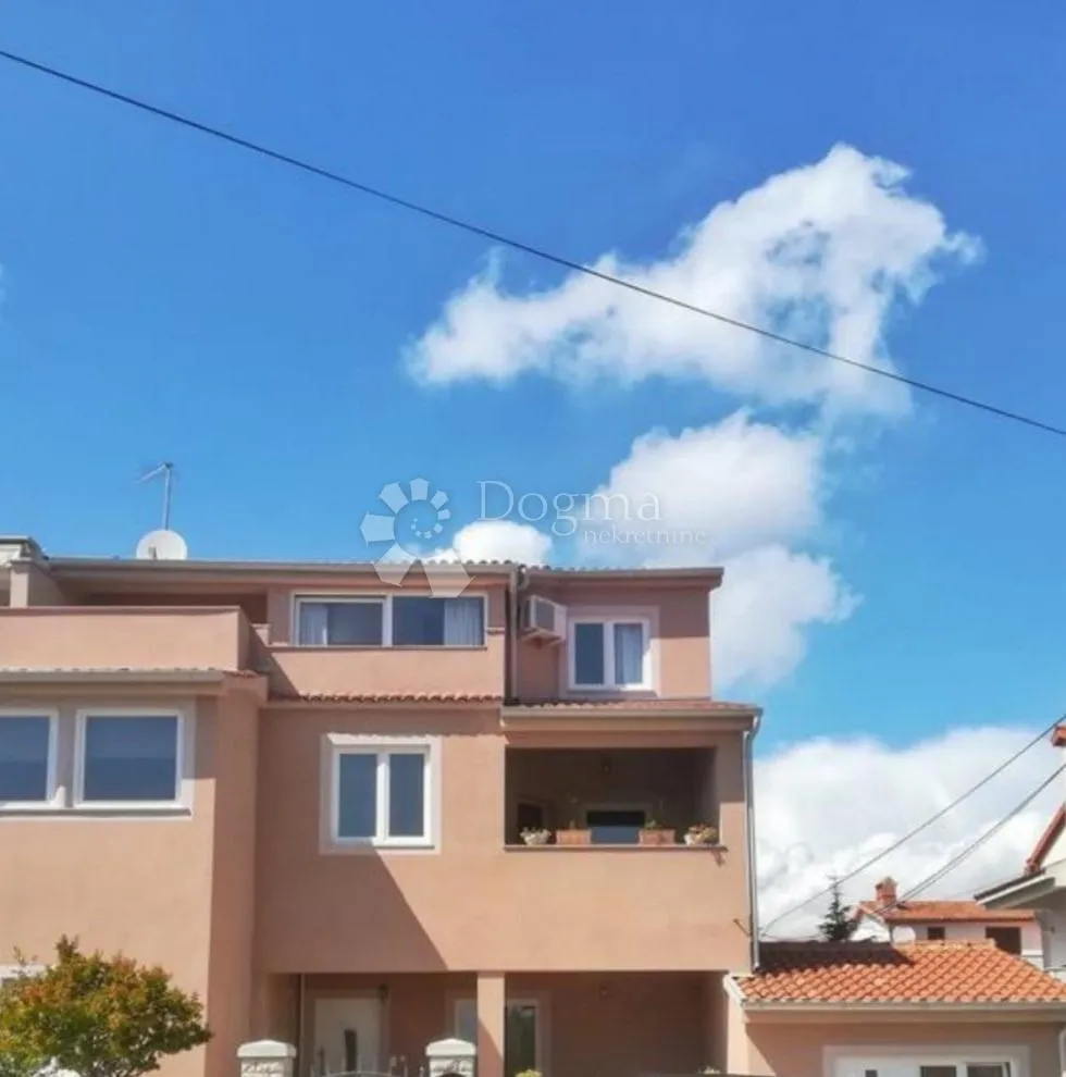 pula kuća sa 4 stana, okućnicom i garažom! pula, centar - slika 16