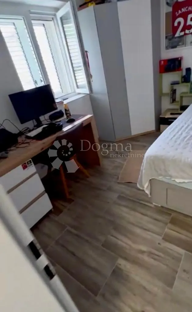 tisno kuća u prvom redu do mora odlična prilika - slika 30