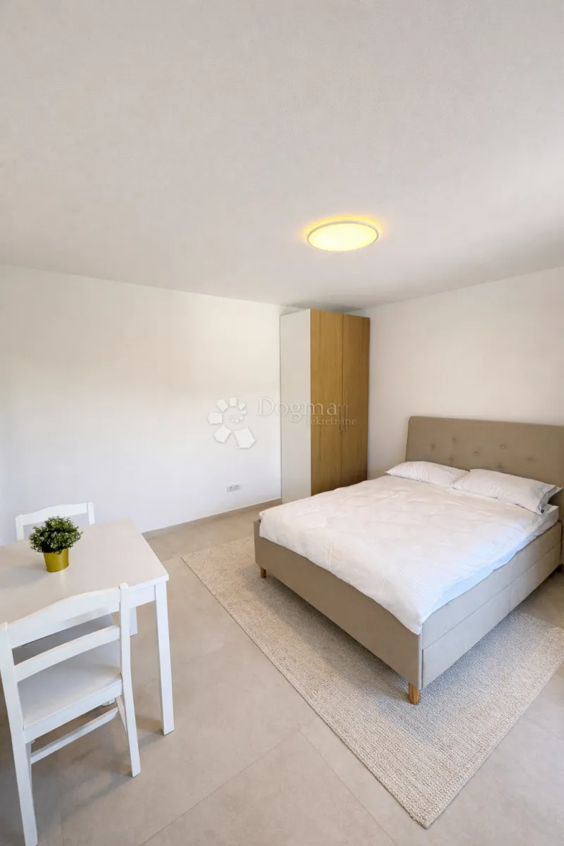 stan 690 € – sve uključeno (režije + internet) - slika 8