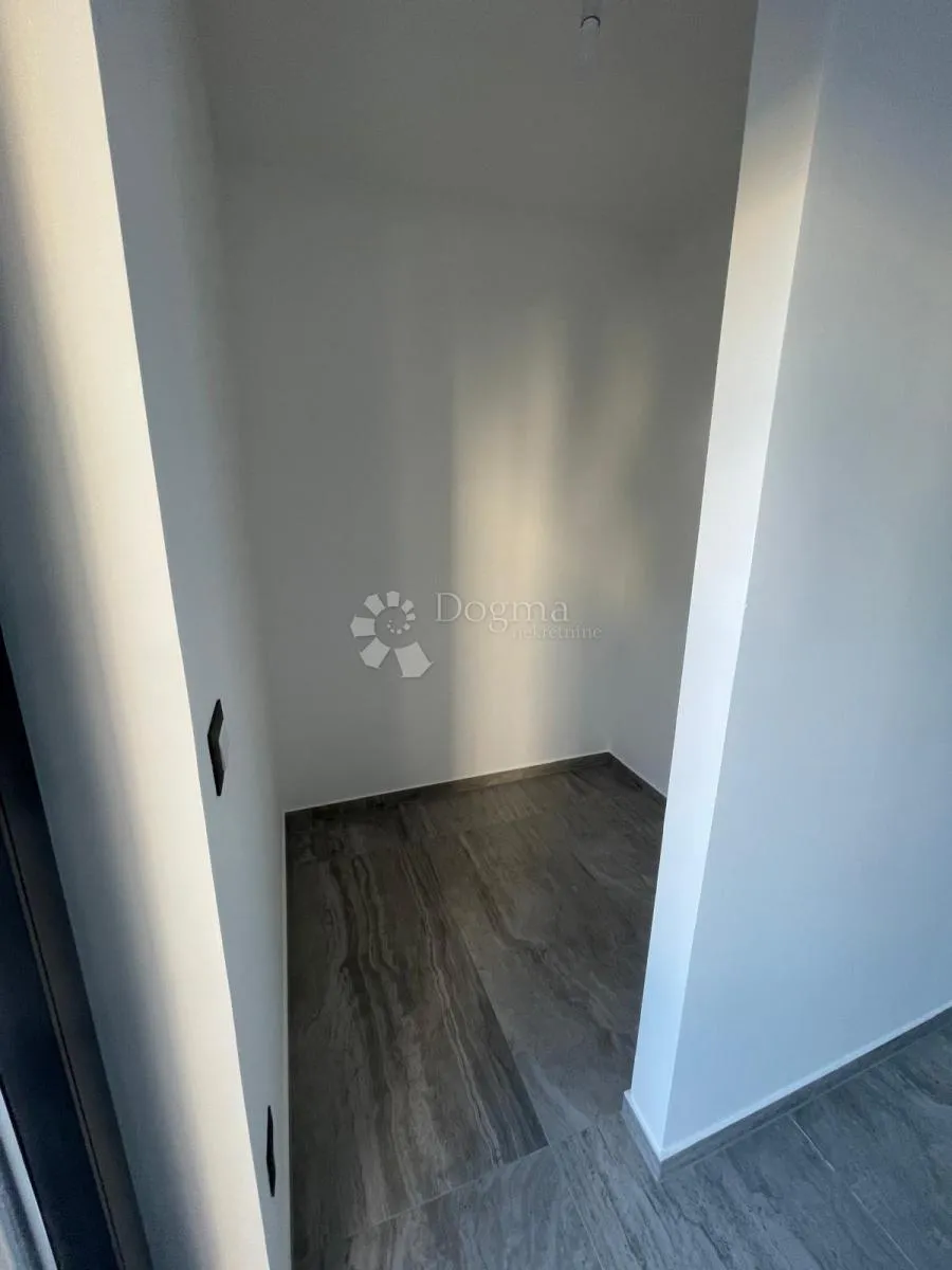 stan s vrtom i pogledom na more – murter - slika 24