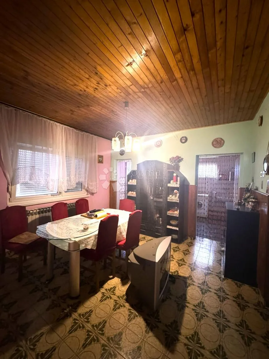 prostrana kuća s velikom okućnicom u maglenči - slika 3