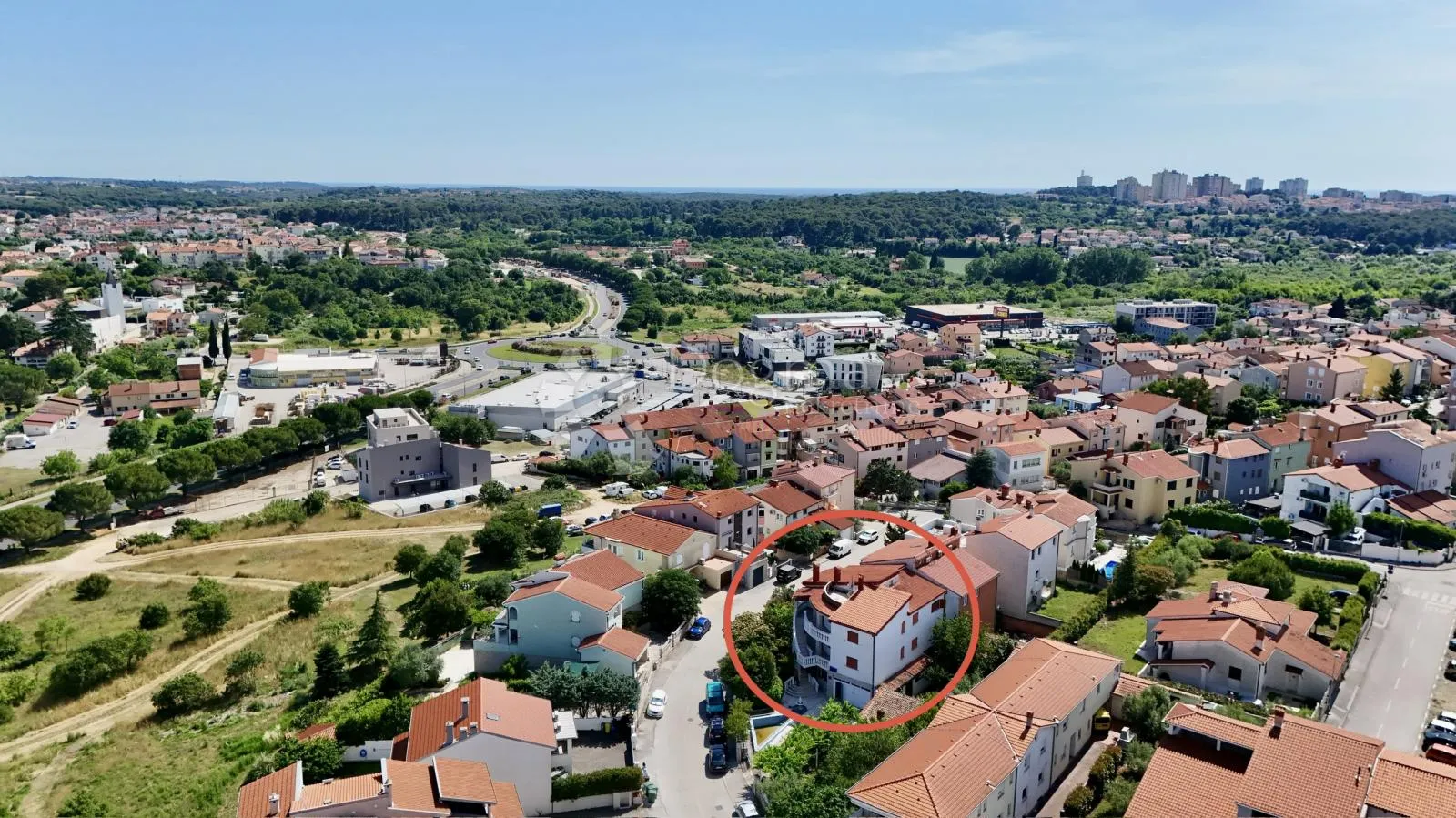 samo kod nas!! pula,apartmanska kuća blizu centra sa ljetnom kuhinjom,garažom i bazenom - slika 18