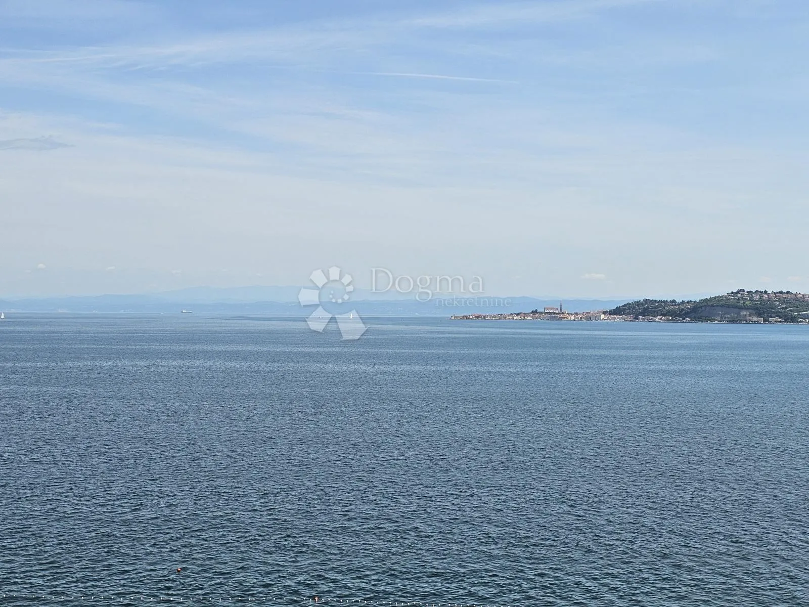 prostrani stan 100m od uređene plaže - slika 15