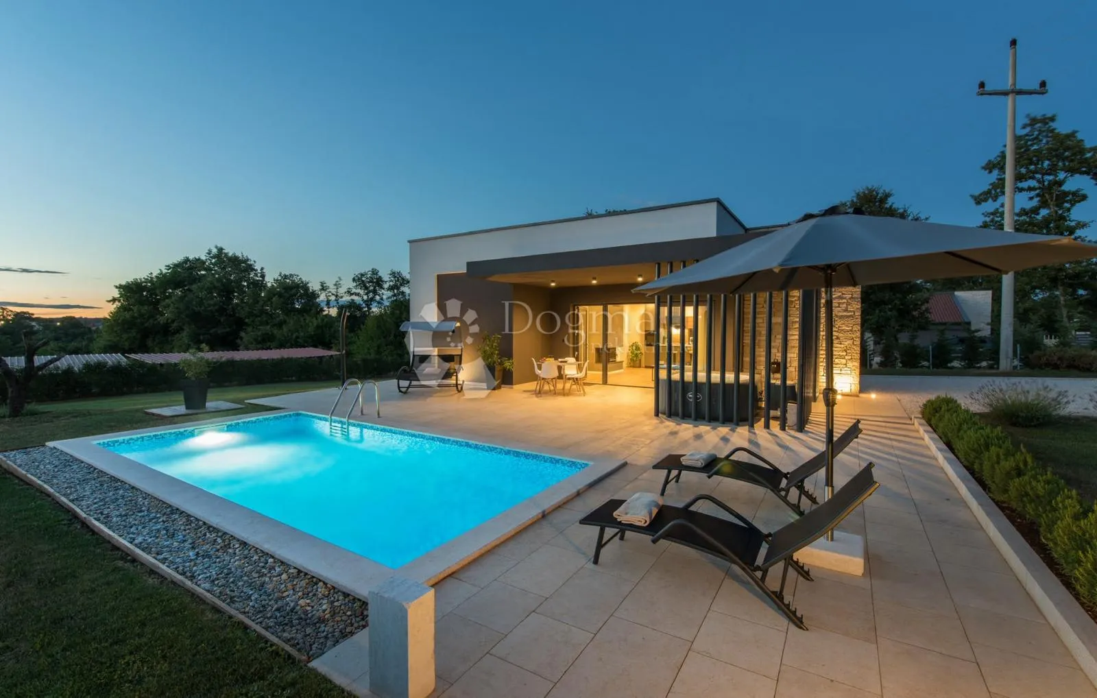 kuća sa bazenom i jacuzijem okružena zelenilom - slika 35