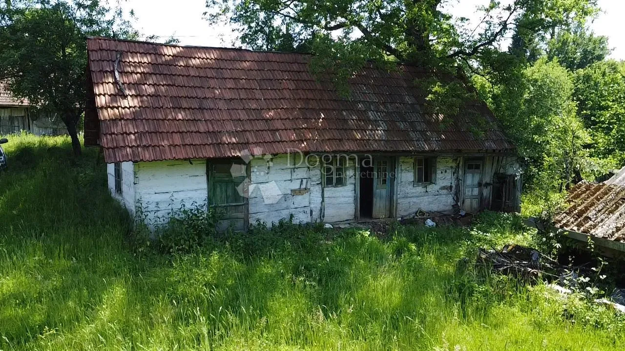 zemljište u tounju sa drvenim starinama - slika 3