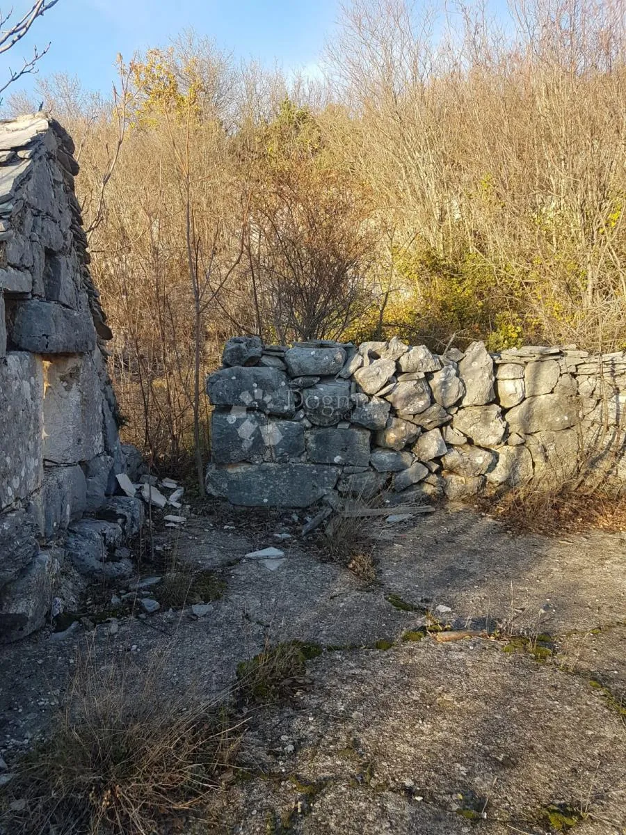 kamene kuće sa 3.500 m² zemljišta – mir, privatnost i blizina splita - slika 10