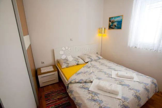 luksuzna kuća s bazenom i apartmanima na rabu - slika 24